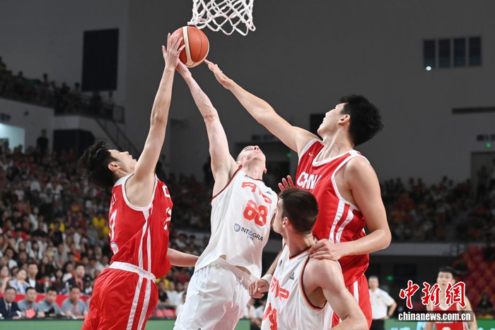 男篮热身赛：中国队81:82不敌塞尔维亚KK FMP俱乐部|中国男篮|中新社|刘金雨|杨华峰|对手_新浪体育_新浪新闻